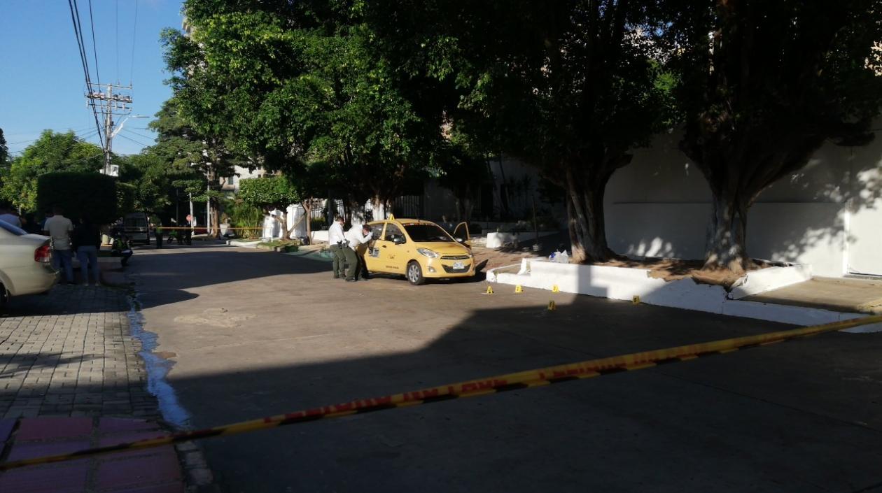 Momento en que la Sijin inspecciona el taxi en donde se movilizaba la víctima. 