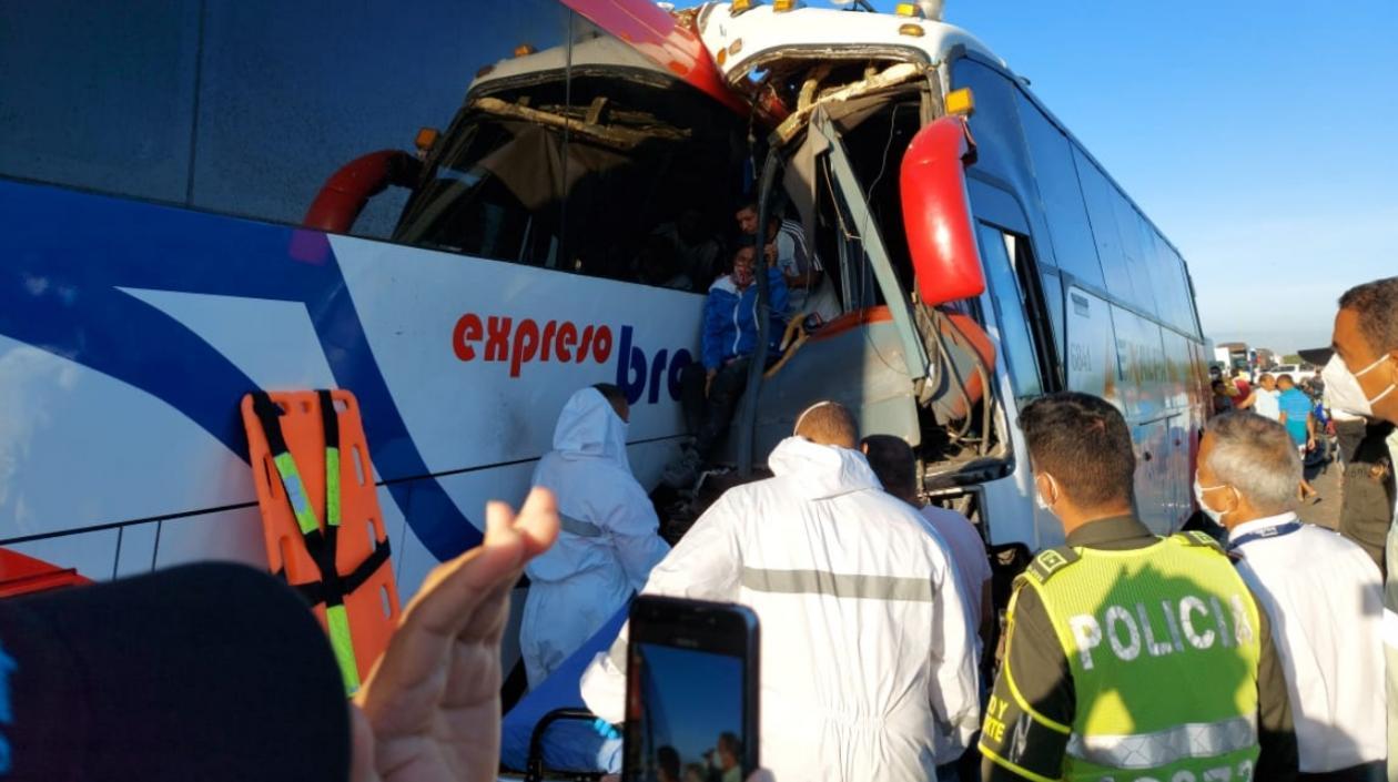 Los dos buses que chocaron de frente. 