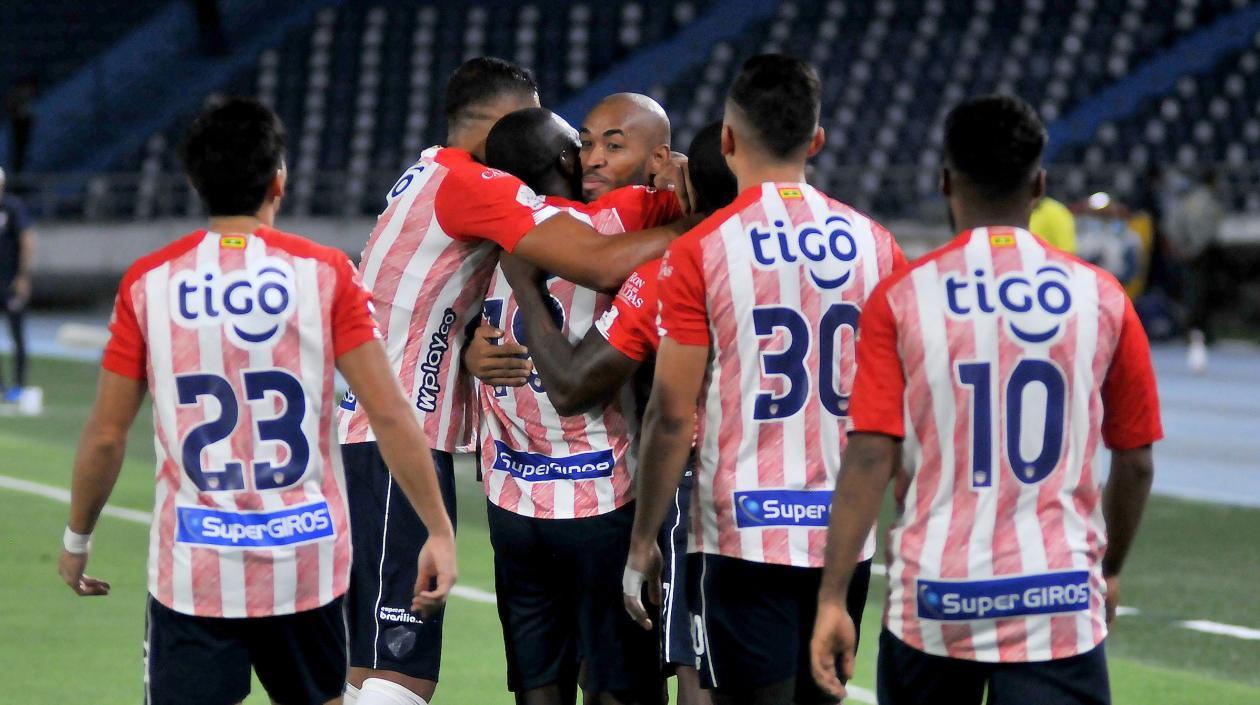 Jugadores de Junior celebran. 