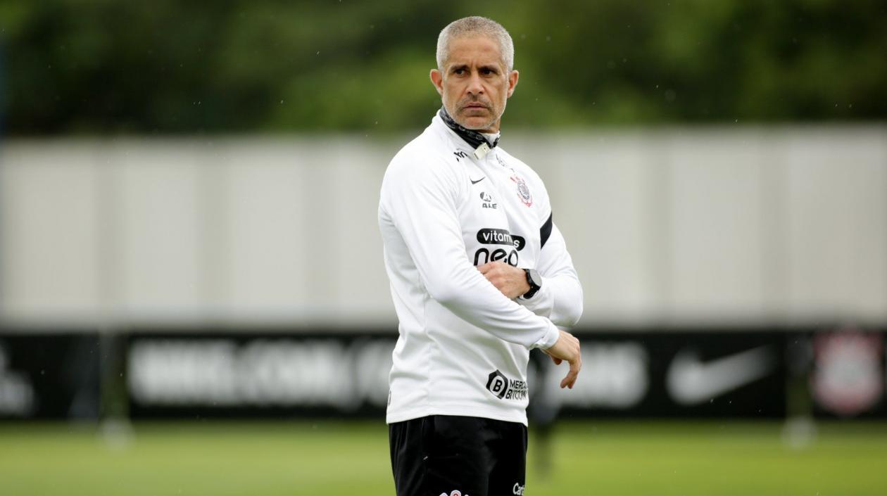Sylvinho, técnico brasileño. 