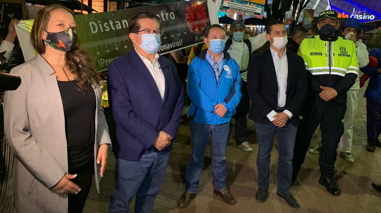 Ministros de Interior y de Salud acompañaron verificación de solicitud del carnet de vacunación en entradas de bares y restaurantes.