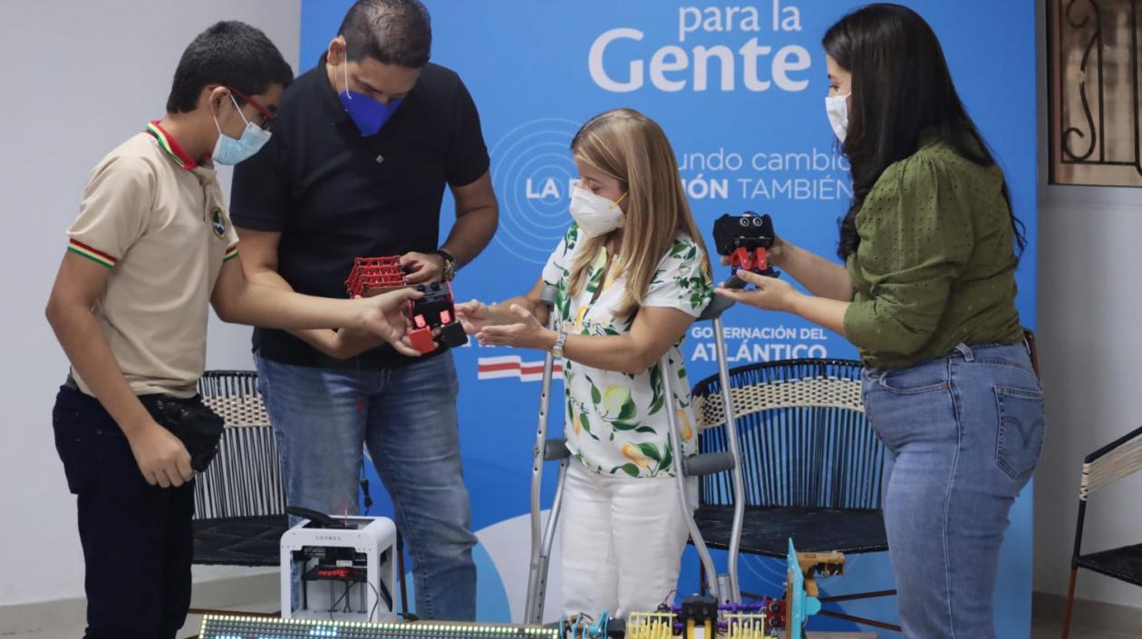 La gobernadora, Elsa Noguera, visitó la Escuela Normal Superior de Manatí.