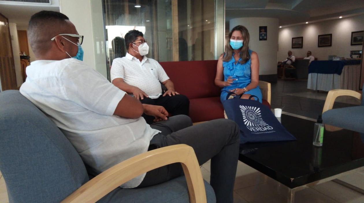 Uber Banquez, excomandante de las Autodefensas, y Ana María Ferrer de la Comisión de la Verdad en el Caribe.