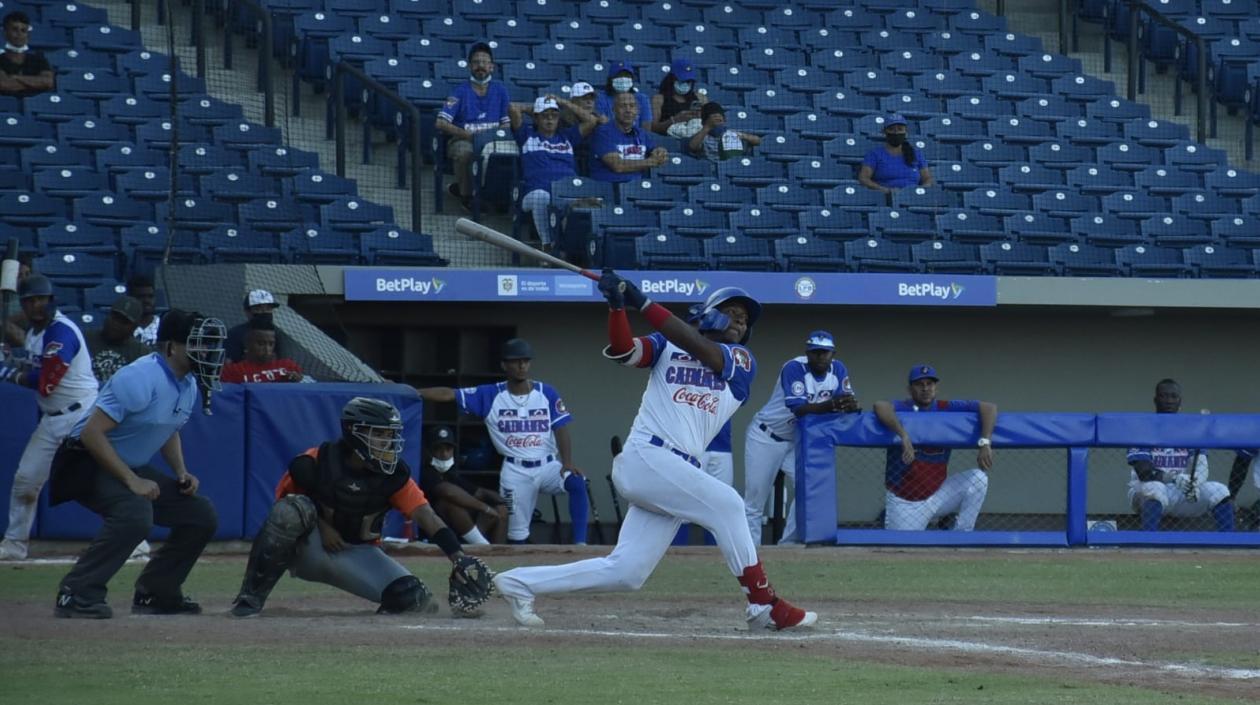 Leandro Emiliani conectó cuadrangular con bases llenas.