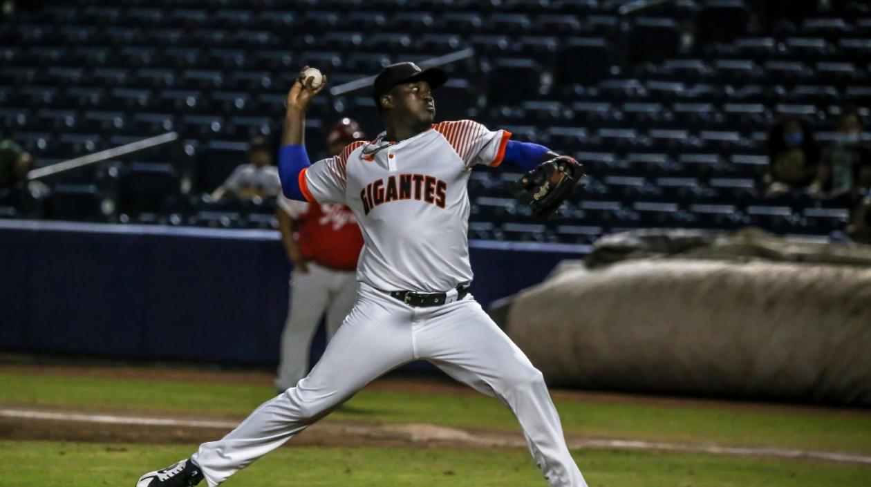 Wirkin Estévez, lanzador de los Gigantes. 