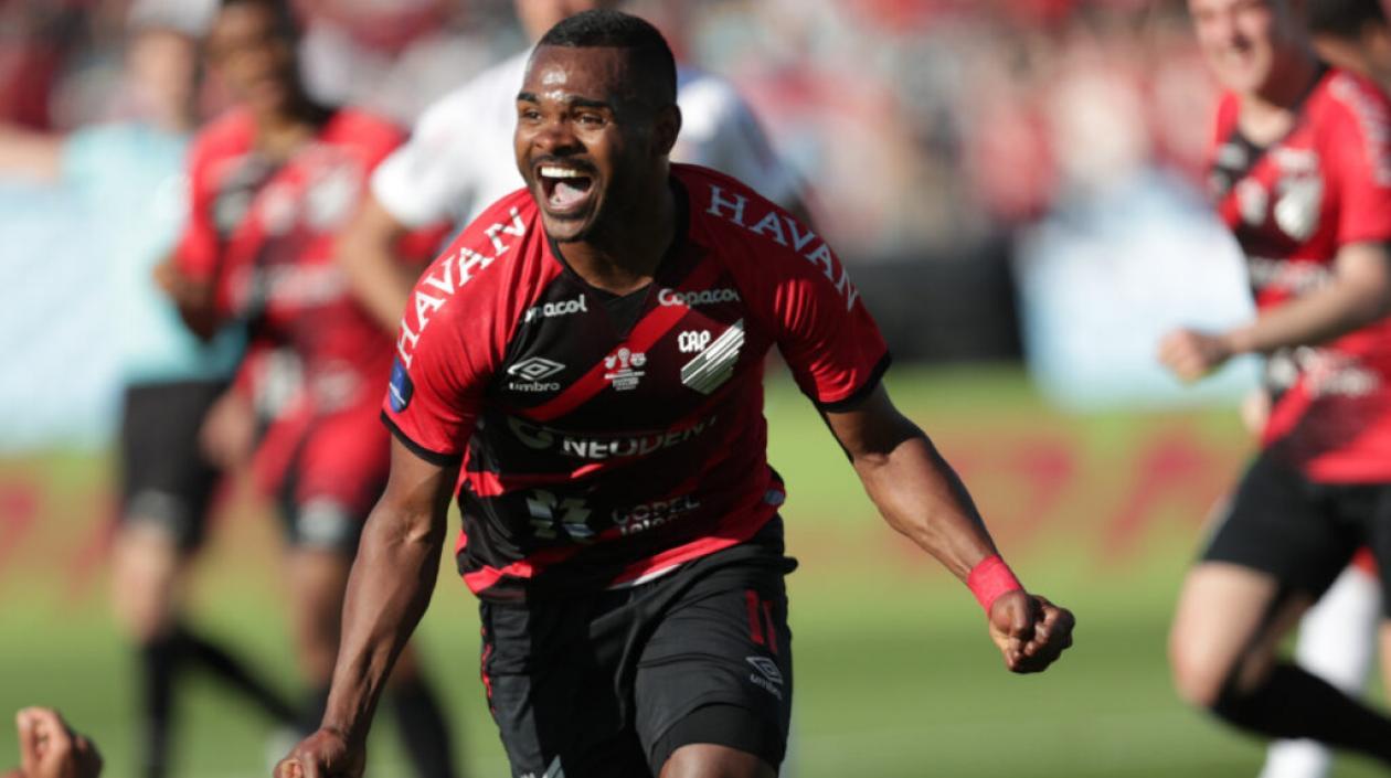Maycon Ferreira 'Nikao' de Paranaense celebra luego de anotar un gol hoy