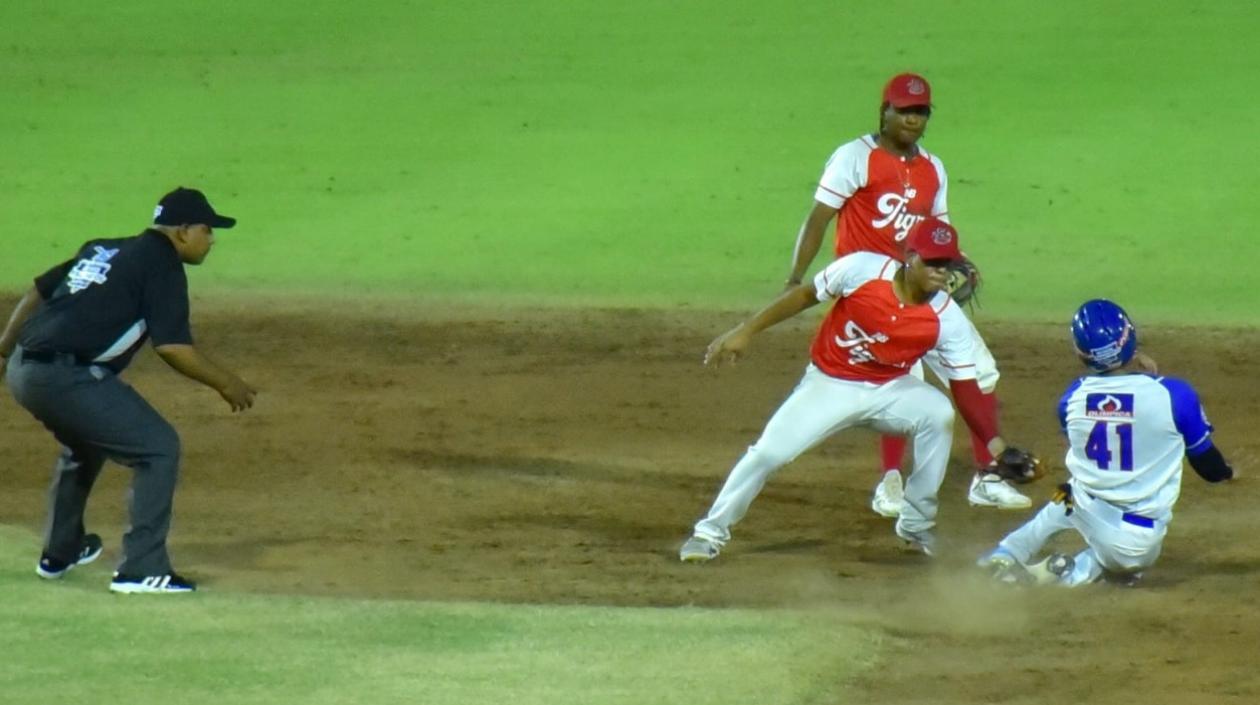 Rafael Romero pone out en segunda a Gustavo Campero.