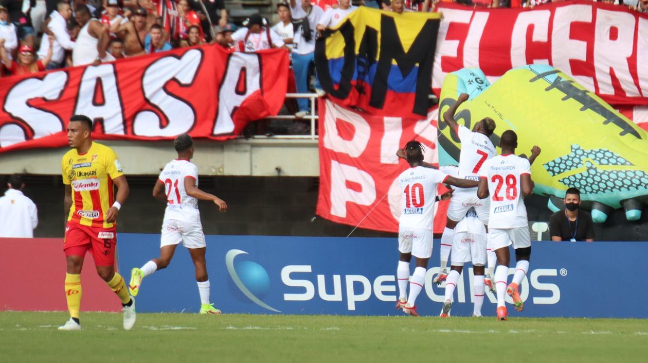 Jugadores del América festejan uno de los goles. 