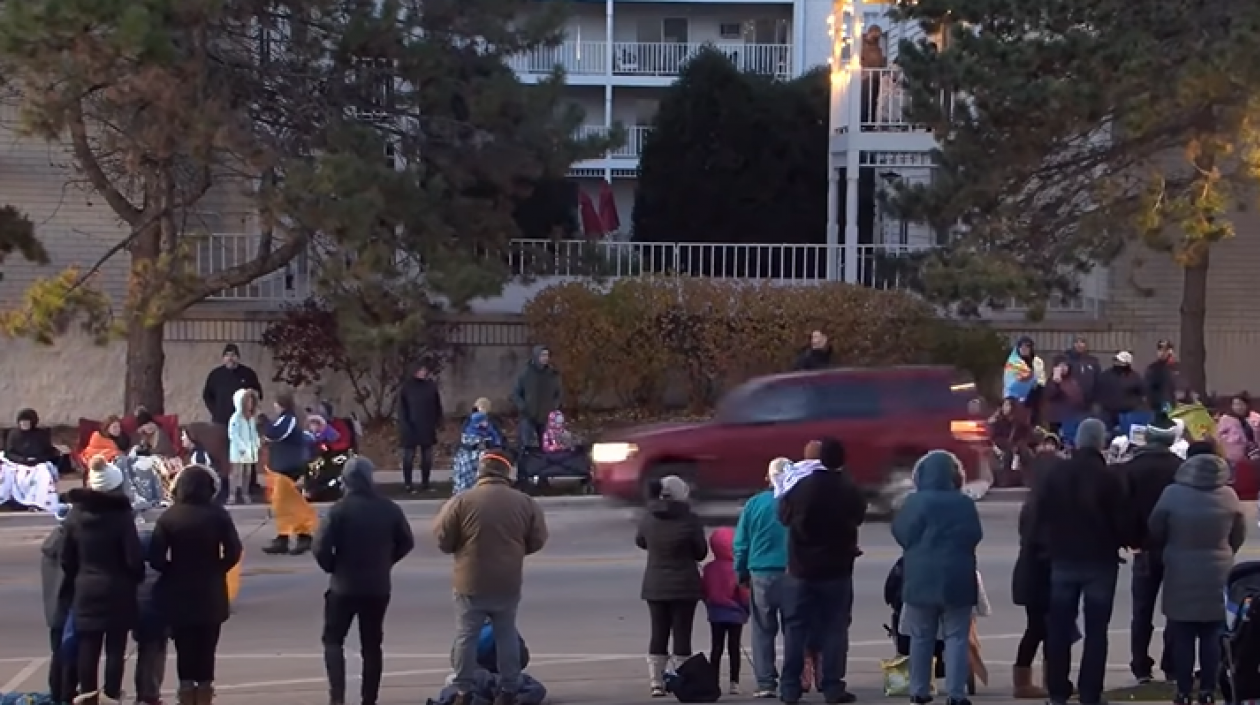 Momento en el que el carro pasa por el desfile y atropella a participantes.