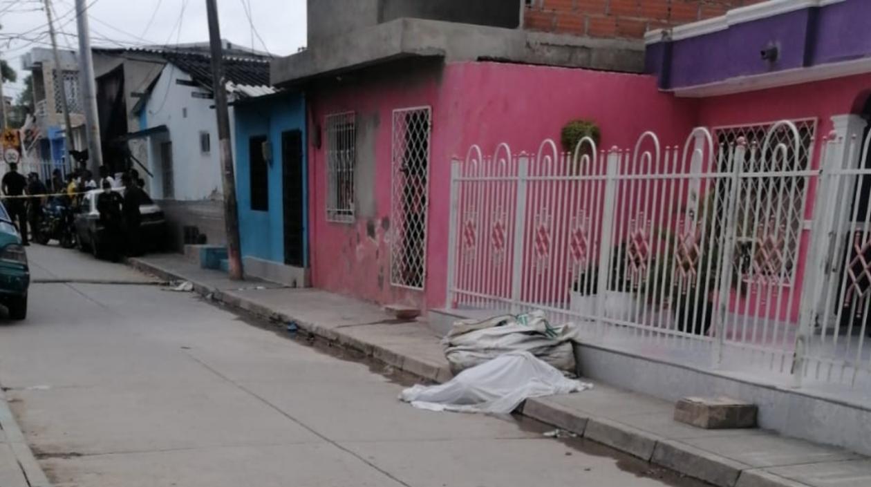 La Policía acordonó el área donde ocurrió el crimen. 