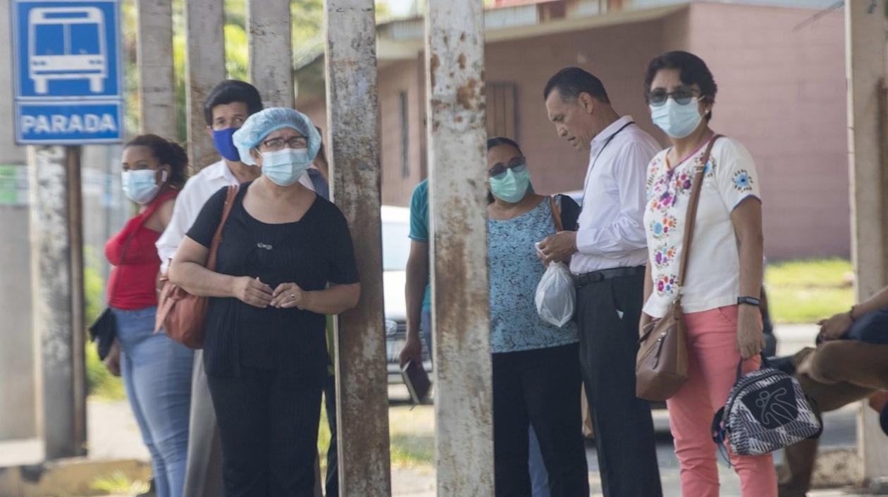 Personas utilizando el tapabocas. 