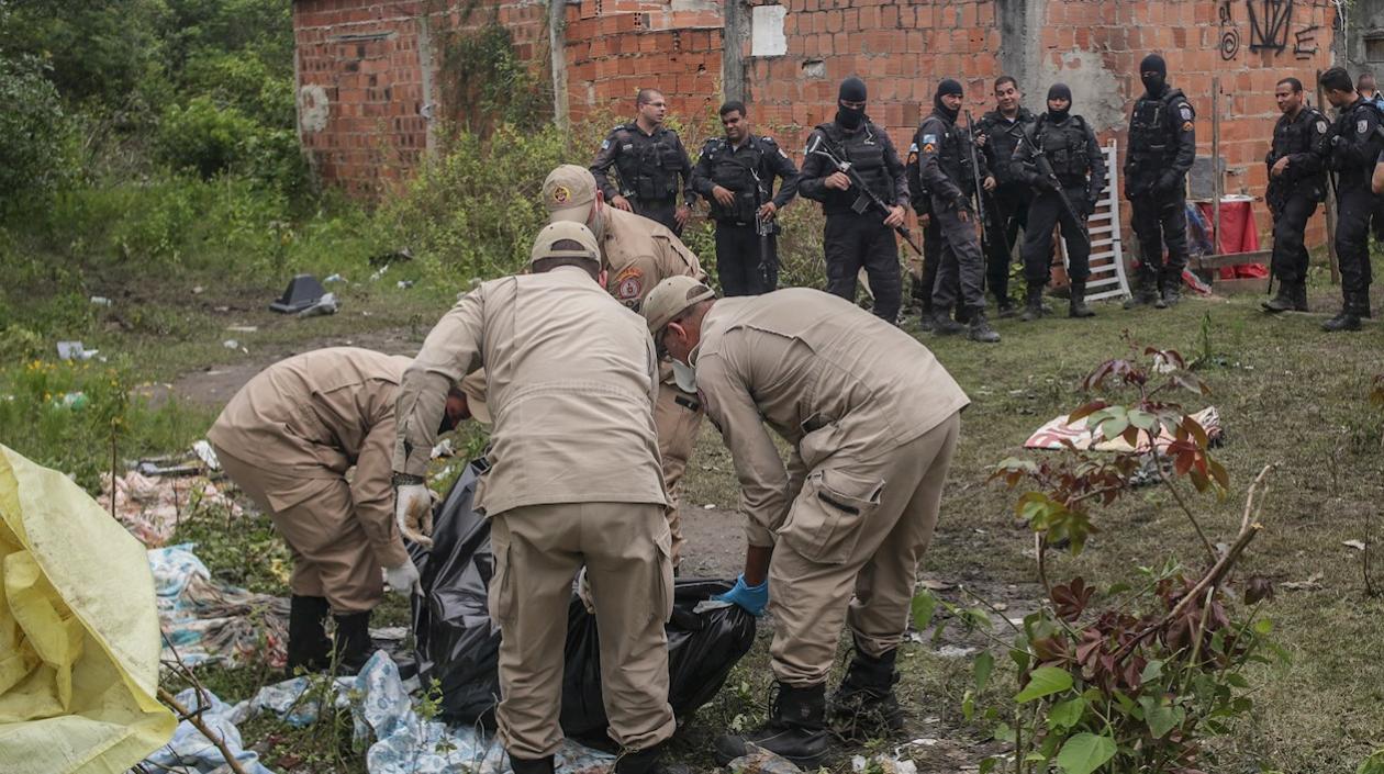  Bomberos, peritos y policías acompañan el levantamiento de los cuerpos.