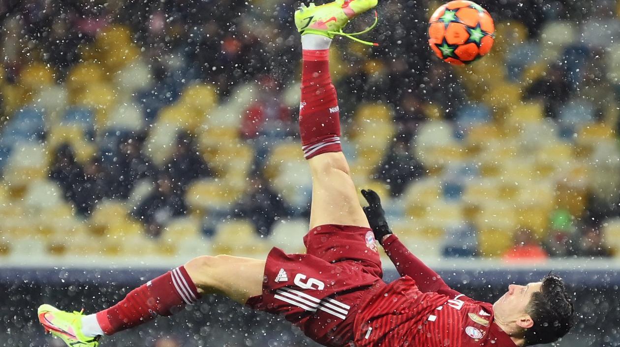 Robert Lewandowski anota un golazo de chilena. 