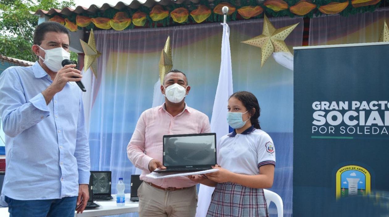 Alcalde Rodolfo Ucrós entregando los computadores. 