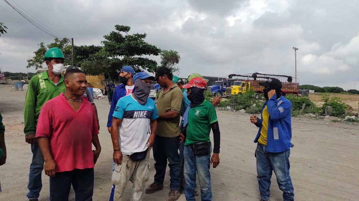 Auxiliares logísticos o coteros en la zona portuaria de Barranquilla