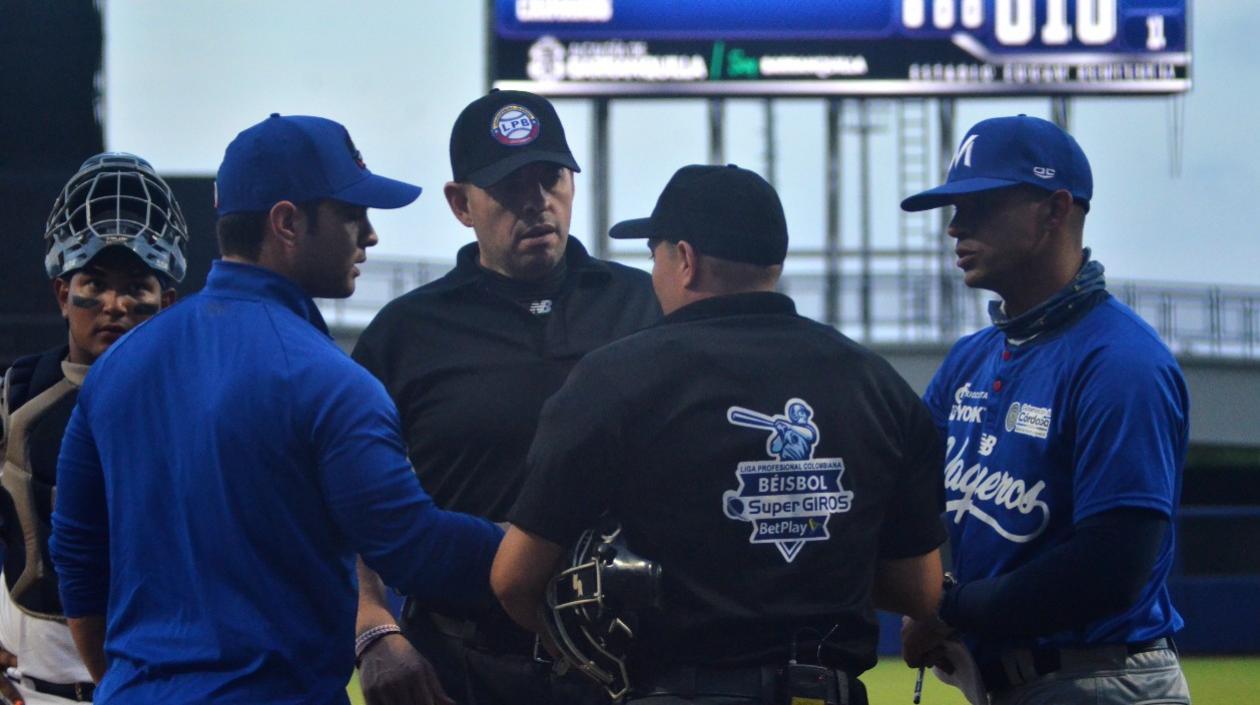 Los pilotos José Mosquera Crisson y Víctor Estévez en el momento en que Vaqueros protestó el partido. 