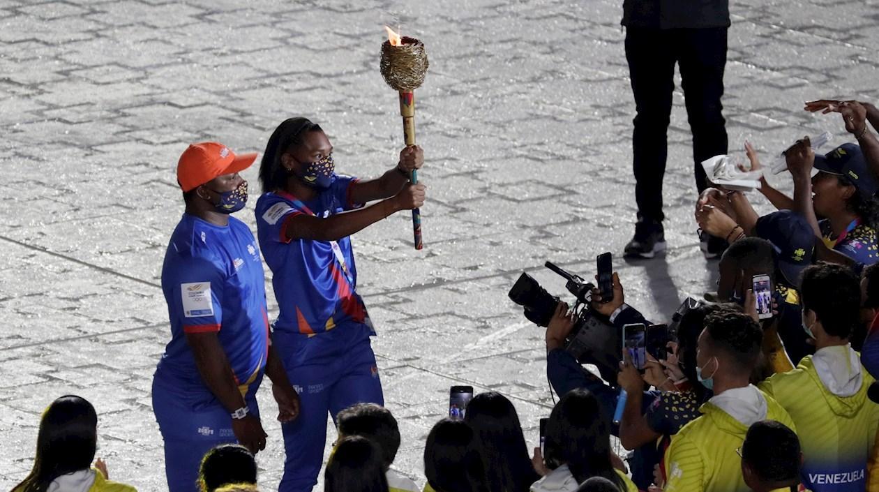 Los atletas colombianos Juan Manuel Morales y Valeria Cabezas encendieron el fuego panamericano.