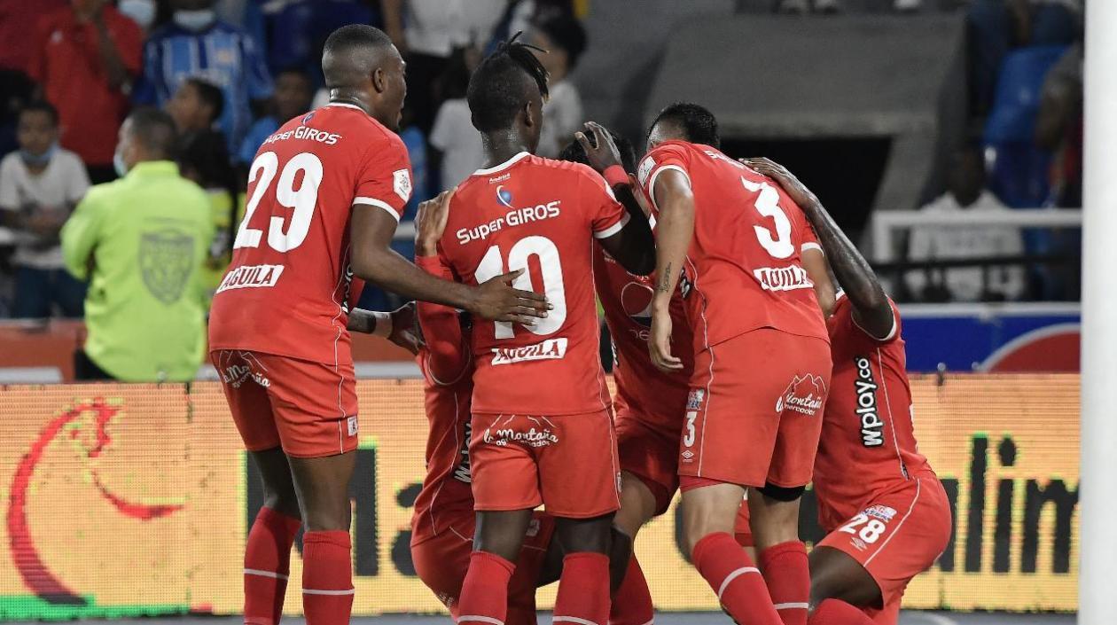 Jugadores del América de Cali celebran un gol. 