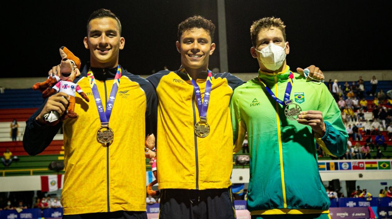 Los nadadores colombianos y el brasileño.