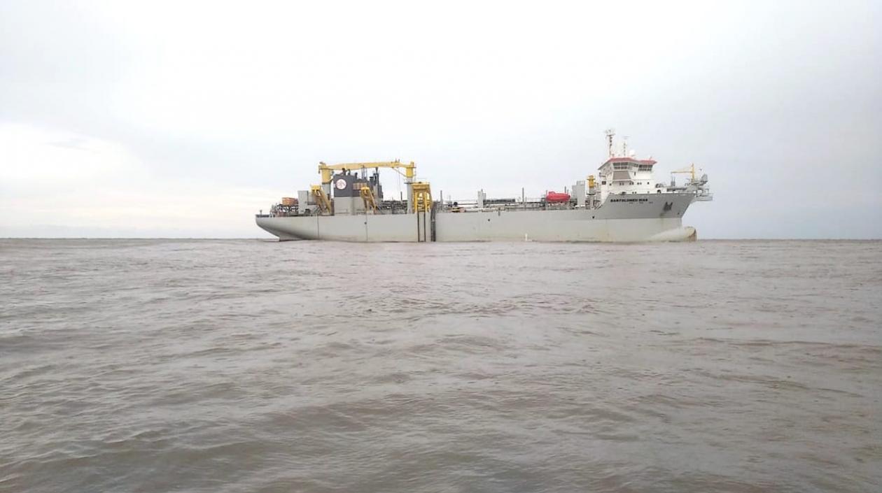 La draga 'Bartolomeu Dias' trabajando en el canal de acceso.