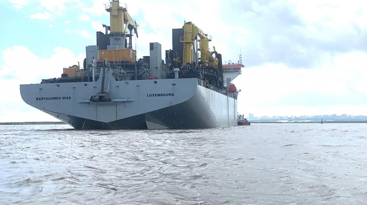 La draga 'Bartolomeu Dias' sigue trabajando en el canal de acceso.