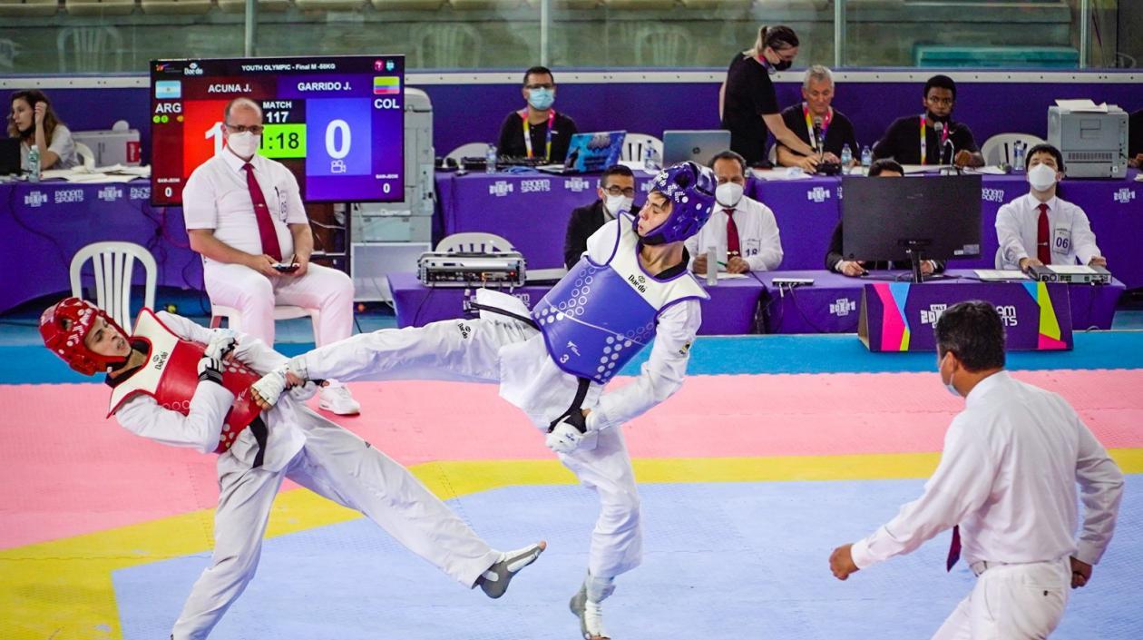 Jhon Garrido conecta una patada a su rival. 