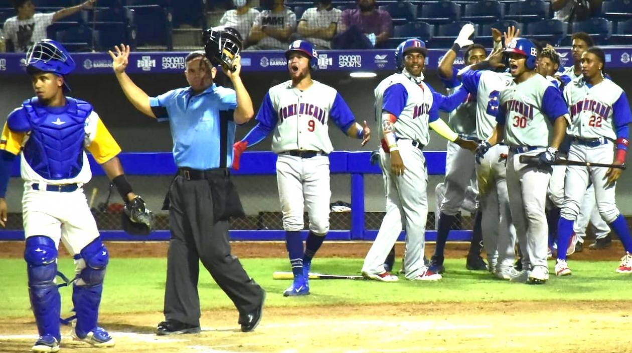 Dominicana festeja tras anotar.