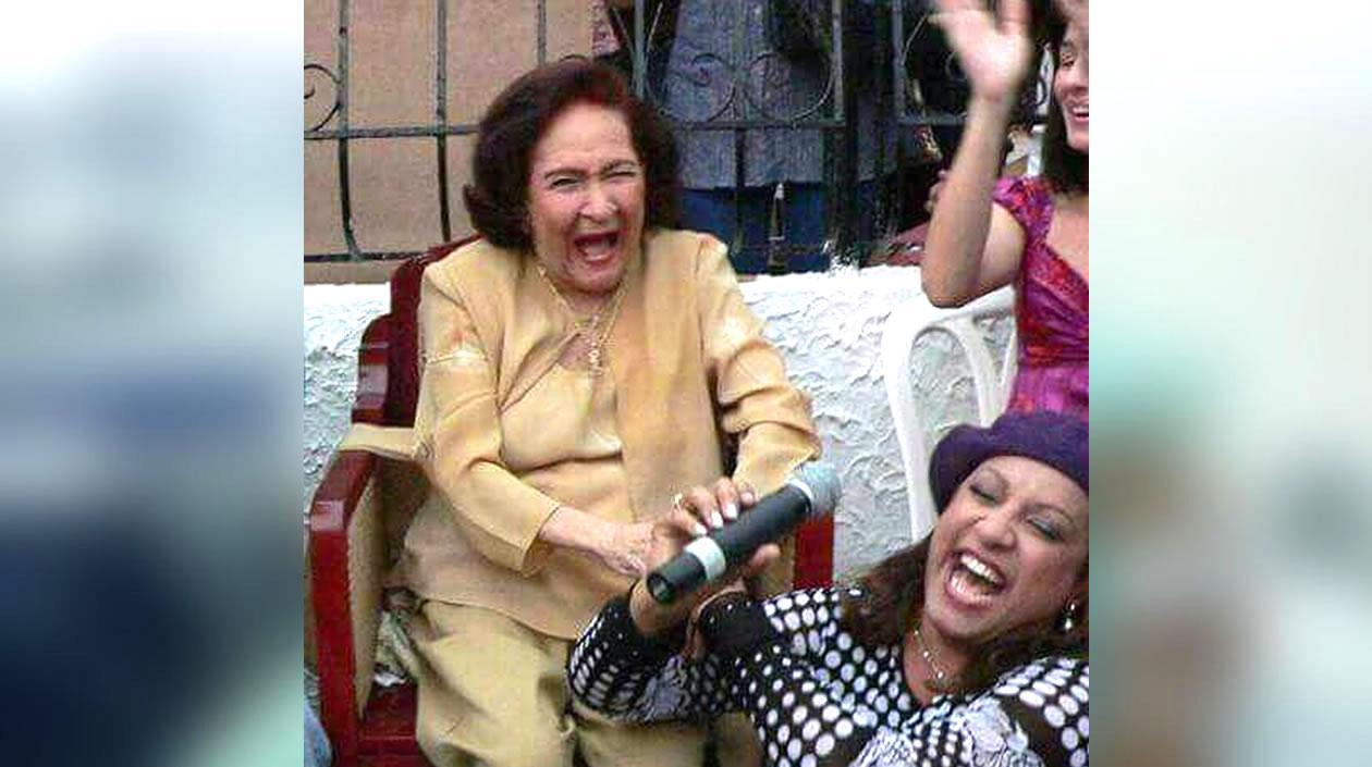 Esthercita Forero (Q.E.P.D.) cantando 'La Guacherna' con Milly Quzada.