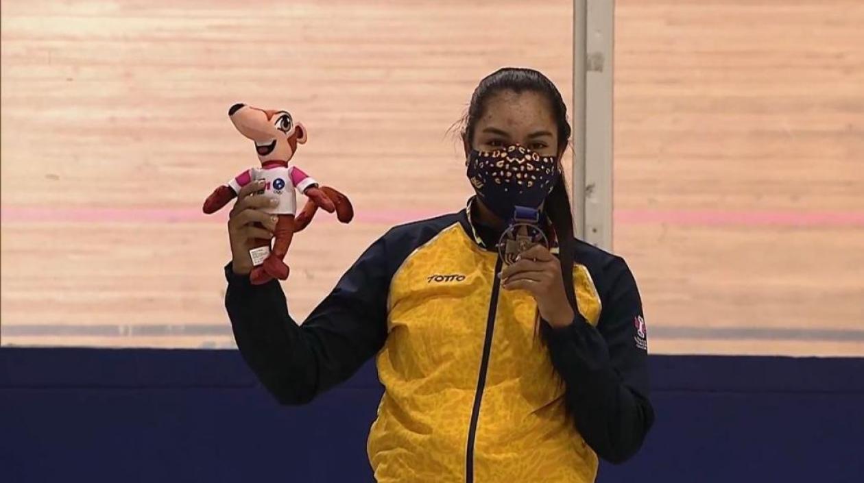 La barranquillera Marianis Salazar con su medalla de oro. 