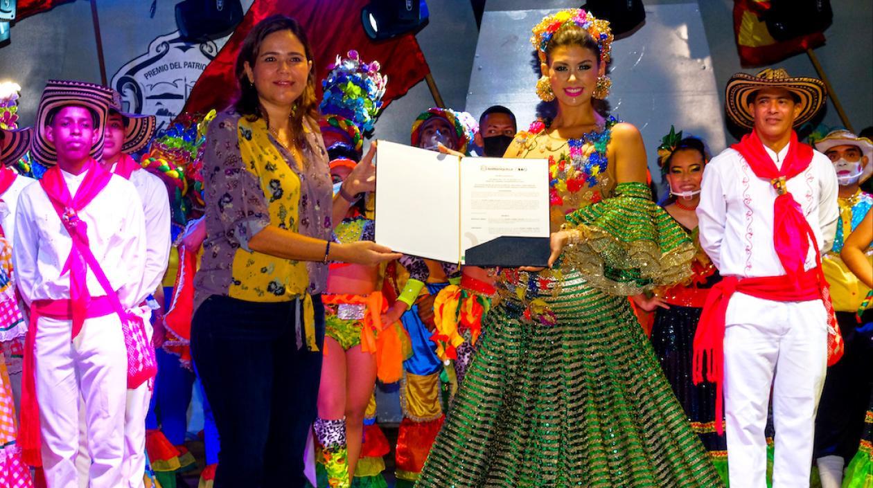 La Secretaria de Cultura, María Teresa Fernández, entregando el Decreto a la Reina Valeria.