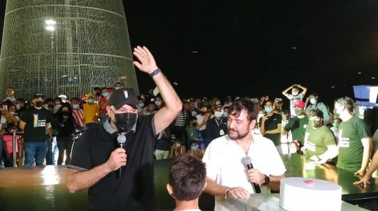 El empresario Christian Daes durante el encendido del gigantesco árbol navideño.