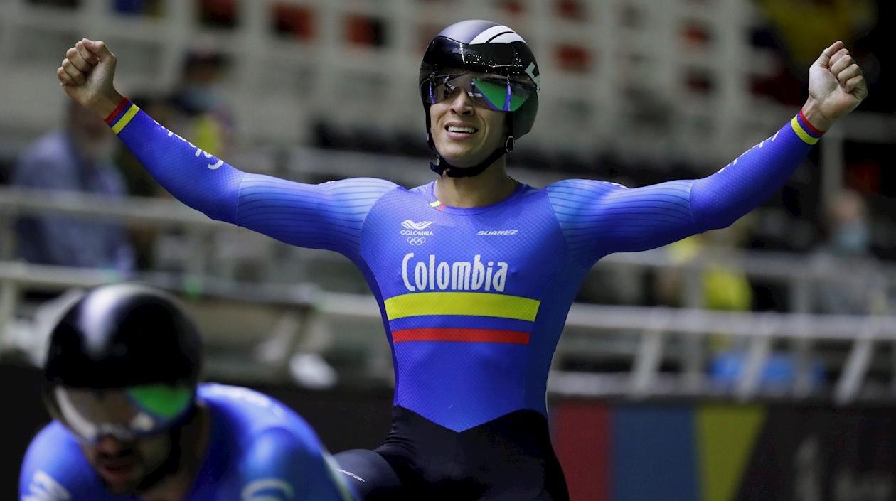 Cristian Ortega de Colombia celebra al ganar hoy, en la prueba keirin en ciclismo en pista en los Juegos Panamericanos Junior en Cali.