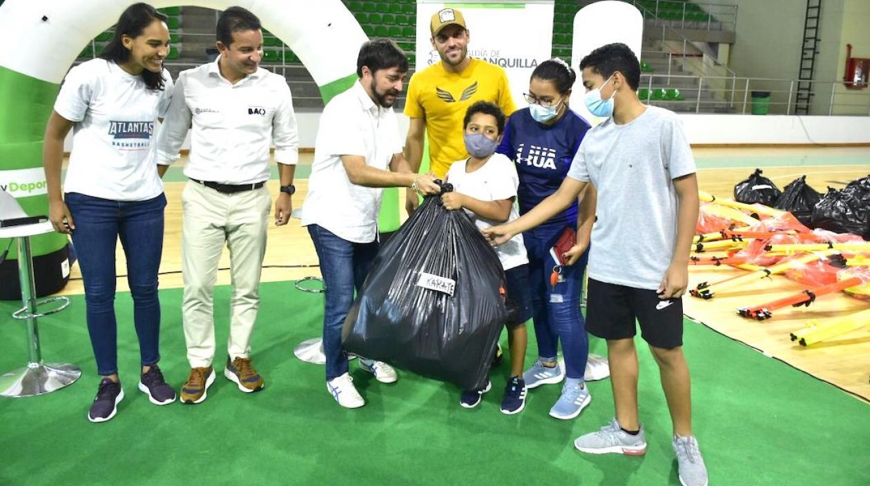 El Alcalde Jaime Pumarejo durante la entrega de los implementos deportivos.