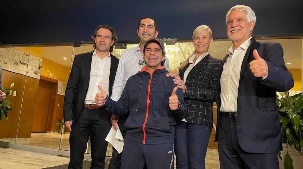 Los precandidatos al final de la reunión.