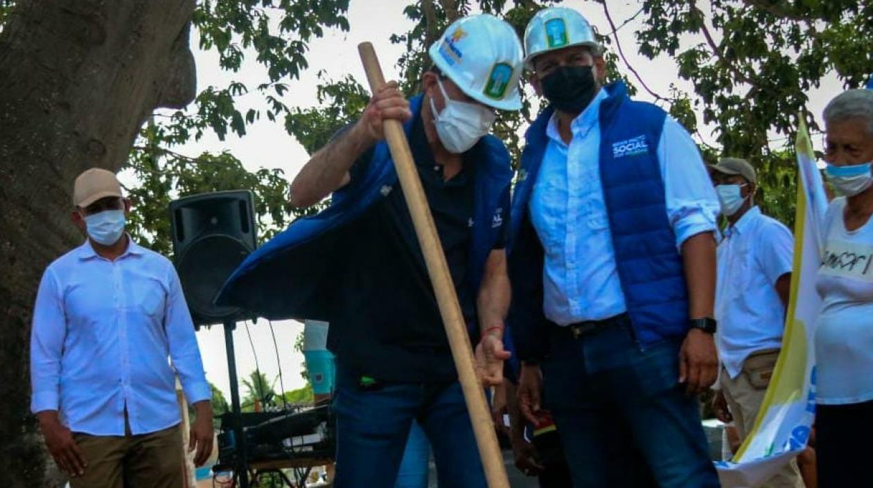 El alcalde de Soledad, Rodolfo Ucrós, en el inicio de obras.