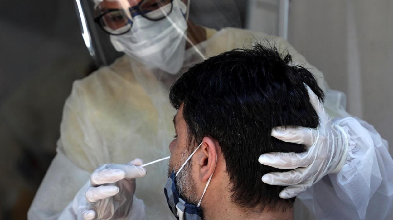 Toma de muestra a un hombre en Sao Paulo. 