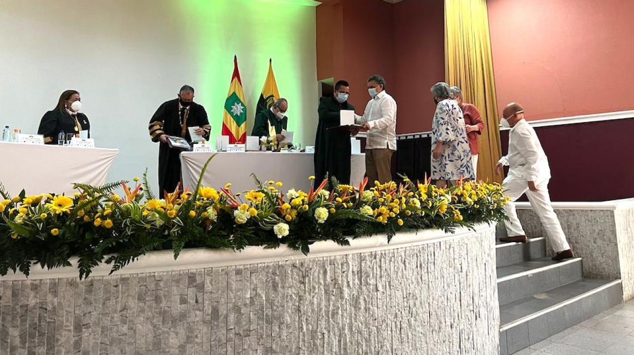 El exrector de Uniatlántico, Ubaldo Enrique Meza, recibiendo el reconocimiento.