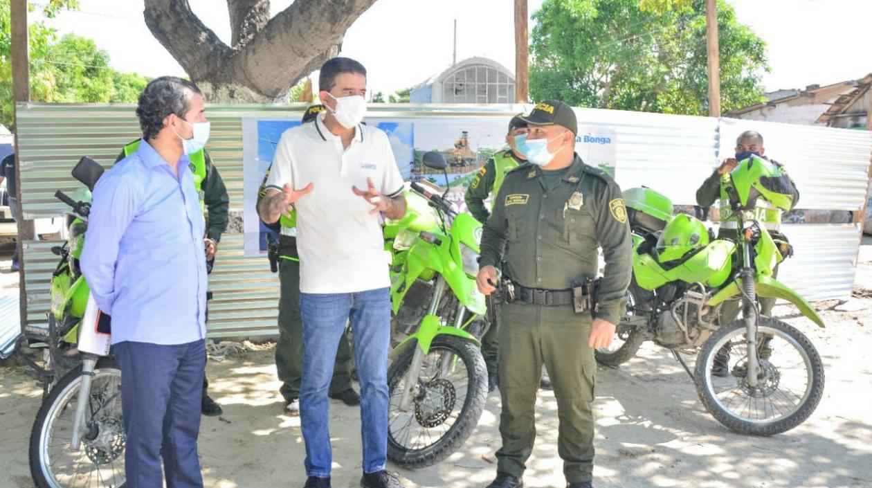 El alcalde Rodolfo Ucrós con la Policía. 