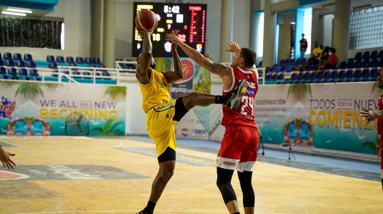 Jonathan Rodríguez realiza un bloqueo. 