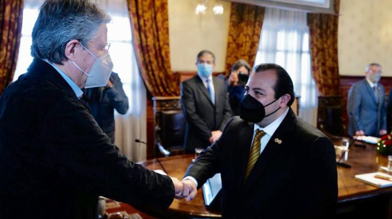 El presidente ecuatoriano Guillermo Lasso saluda a Stuardo Ralón, Jefe de Misión de la CIDH. en la visita de trabajo a Ecuador.