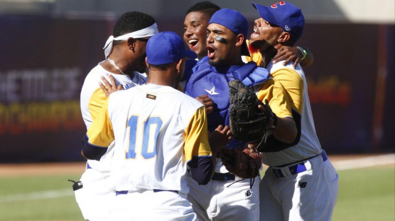 Colombianos festejan el paso a la final del béisbol de los Panamericanos Junior.