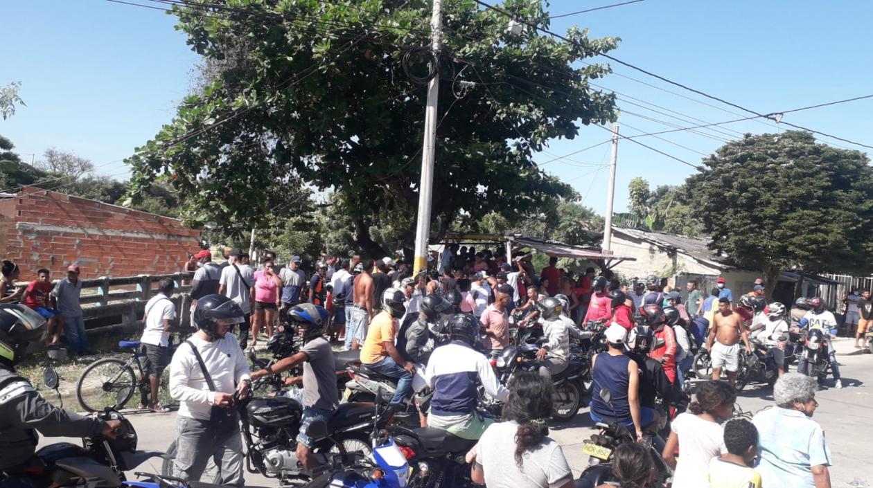 Muchas personas se aglomeraron en el lugar del crimen. 