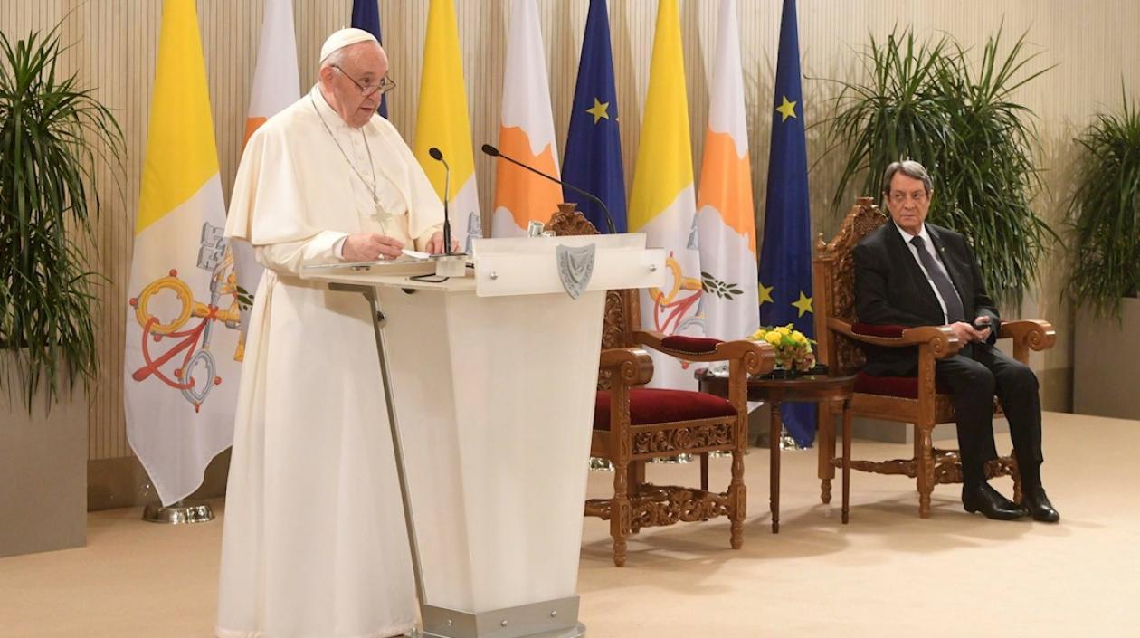 El presidente chipriota Nicos Anastasiades con el Papa Francisco en el Palacio Presidencial en Nicosia, Chipre.