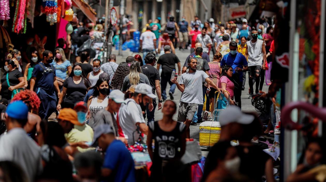 Multitud en una calle de Sao Paulo. 