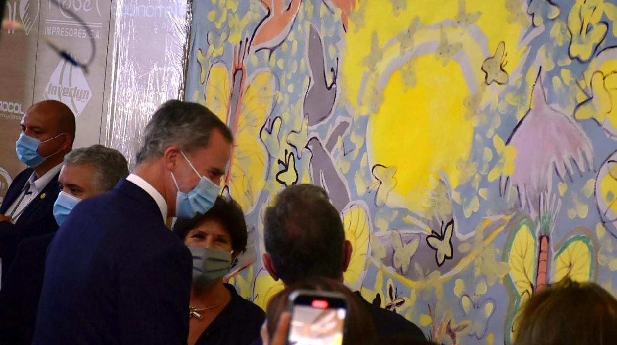 Patricia Tavera explica el cuadro al Rey Felipe VI