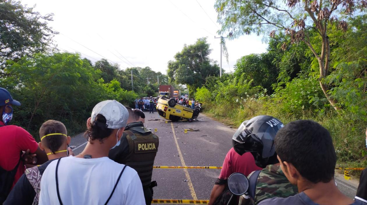 El taxi involucrado en el accidente quedó volcado. 