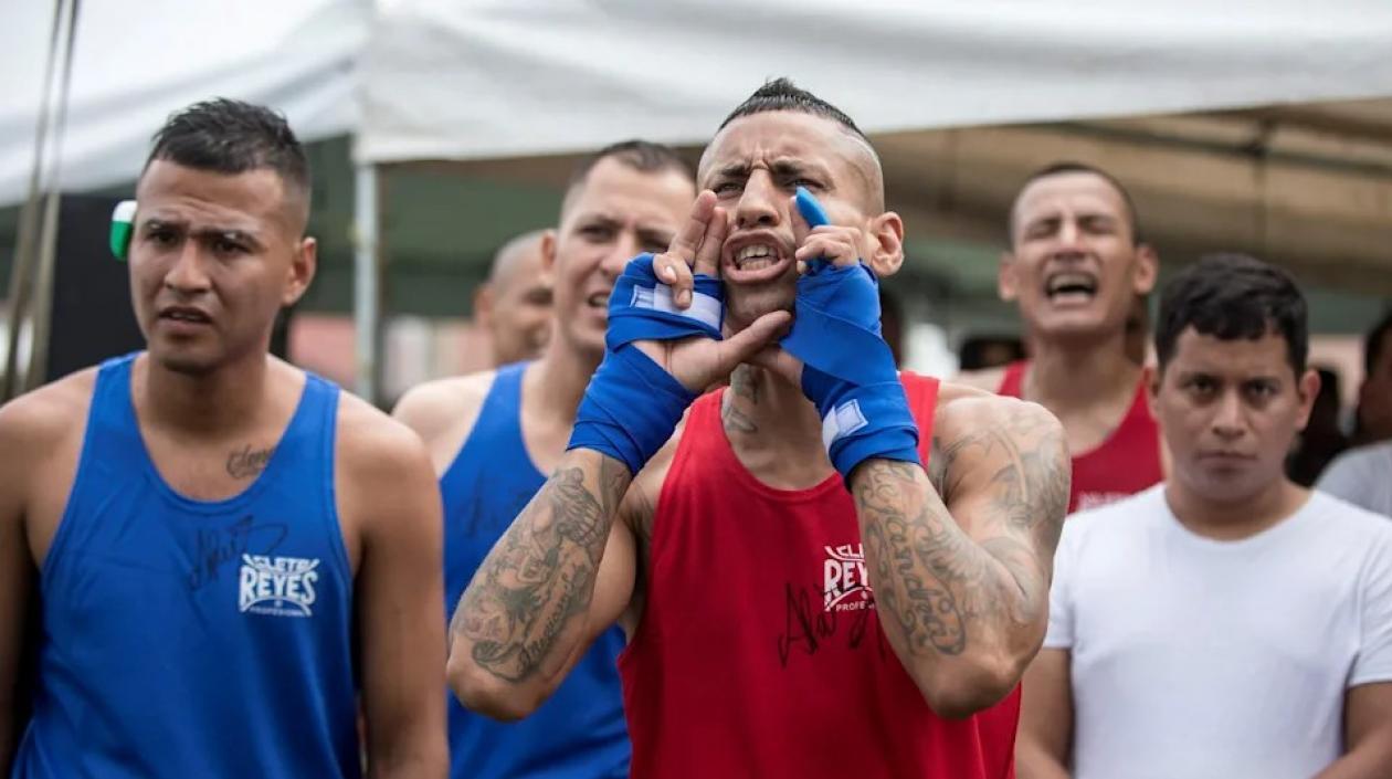 Presos mexicanos practicando boxeo. 