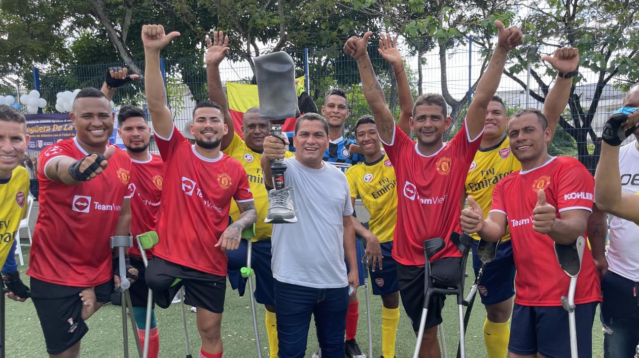 Los Superhéroes celebran junto a “Pachequito” el inicio de la selección de los jugadores para ir a Turquía.