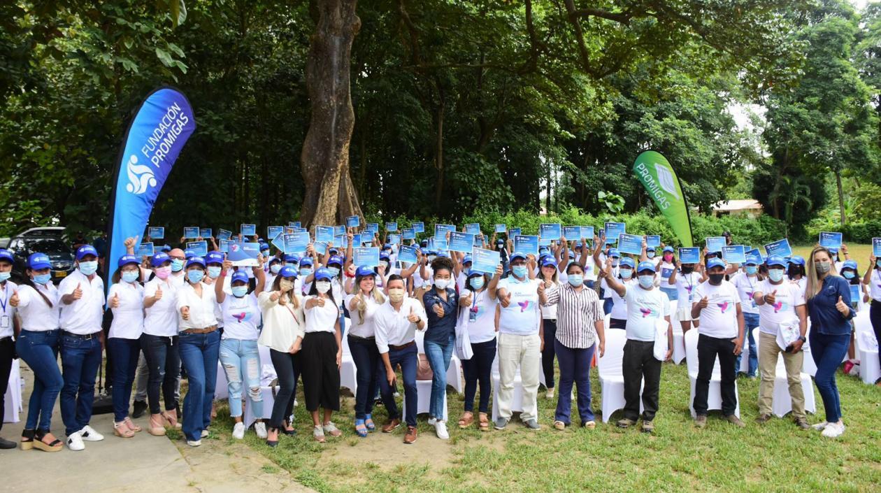 Imagen del equipo de Promigas con beneficiarios.