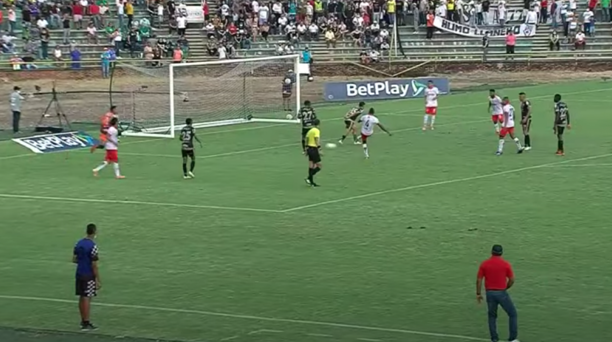 Momento del polémico segundo gol del Unión Magdalena.